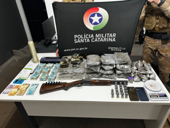 Abordagem começou após atitude suspeita no Centro e levou à descoberta de entorpecentes e dinheiro em residência - Foto Divulgação PMSC