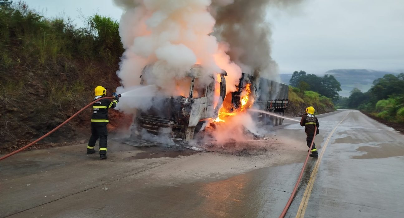Incêndio atinge carreta carregada com farinha de trigo