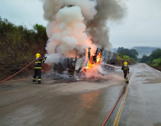 Incêndio atinge carreta carregada com farinha de trigo