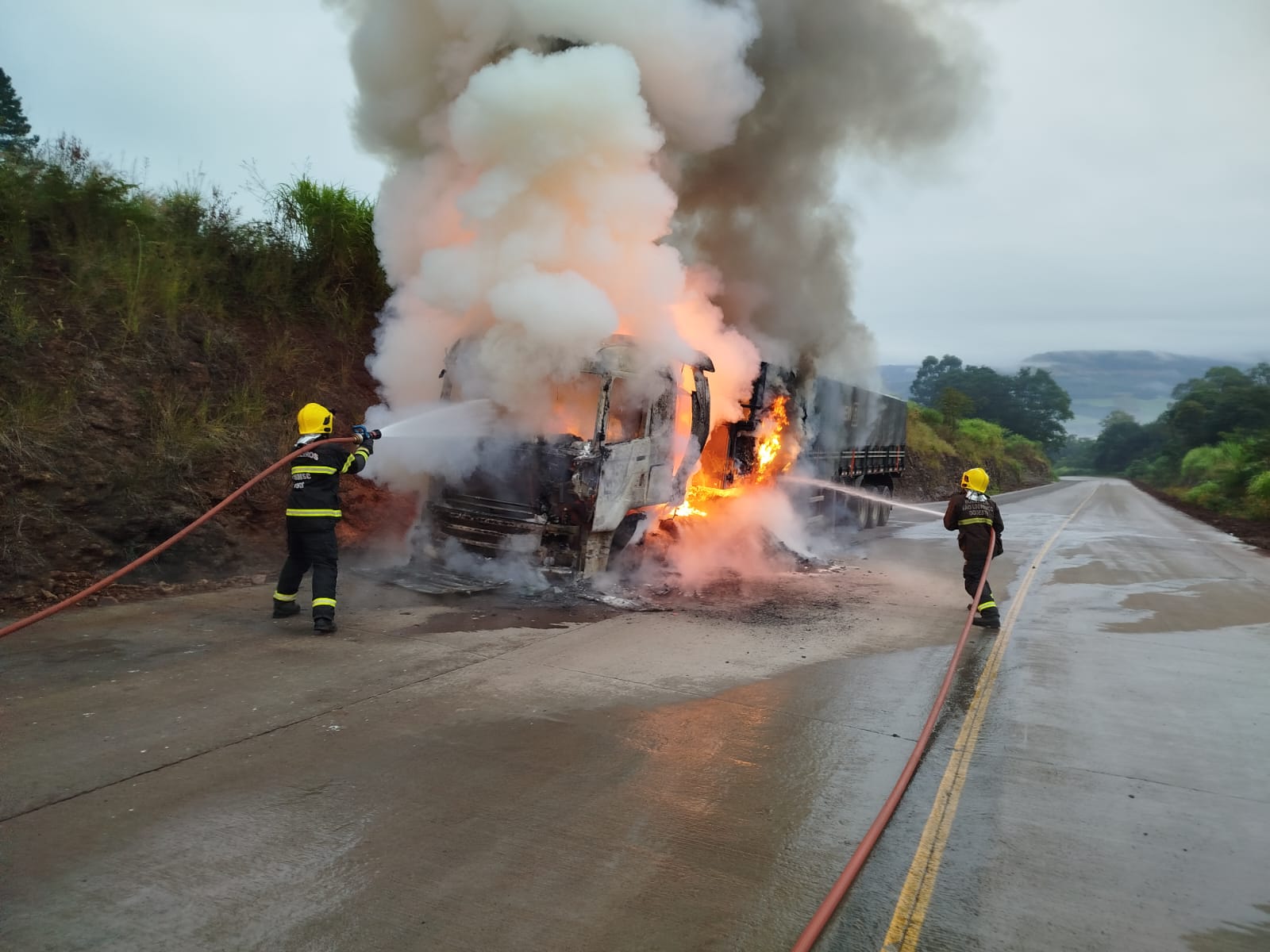 Incêndio atinge carreta carregada com farinha de trigo