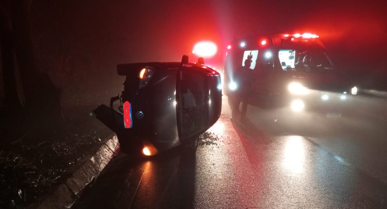 Motorista fica ferida após carro colidir em barranco e tombar na BR-282