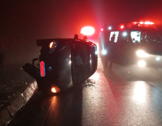 Motorista fica ferida após carro colidir em barranco e tombar na BR-282