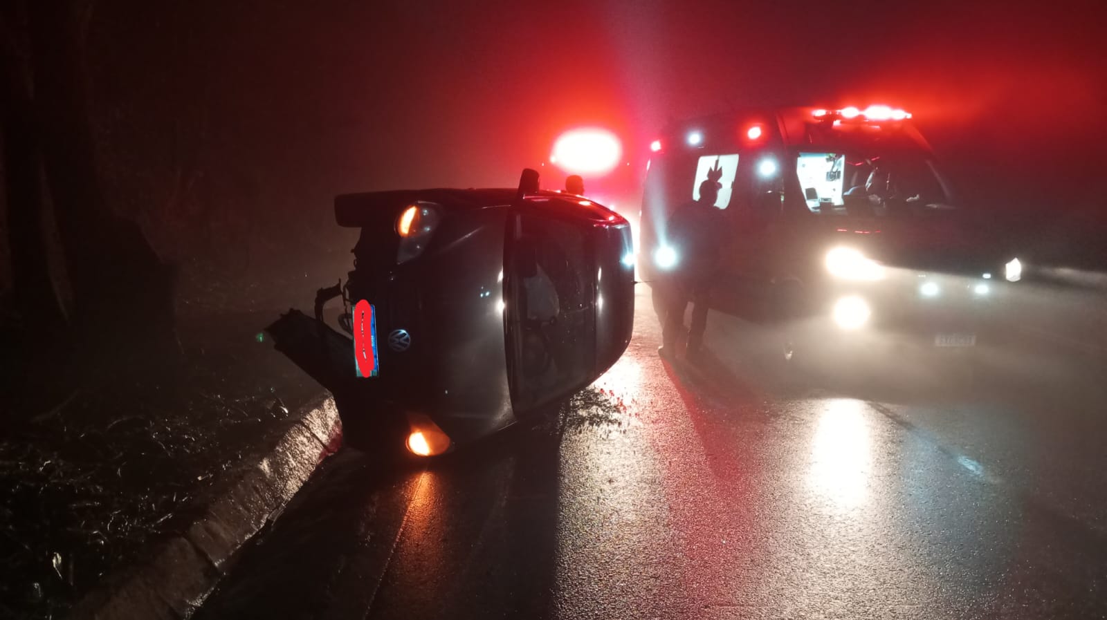 Motorista fica ferida após carro colidir em barranco e tombar na BR-282