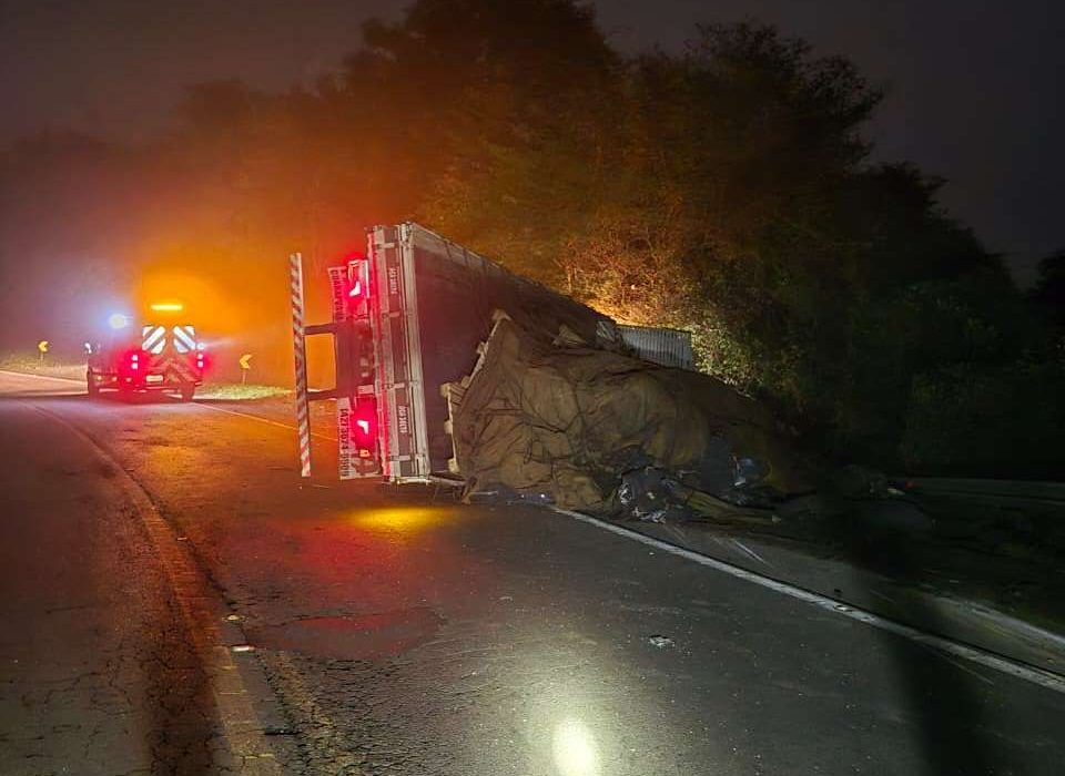 Caminhão tombou na BR-153 - Fotos Corpo de Bombeiros