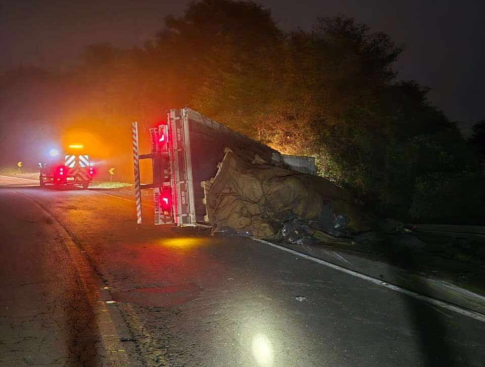 Caminhão tombou na BR-153 - Fotos Corpo de Bombeiros
