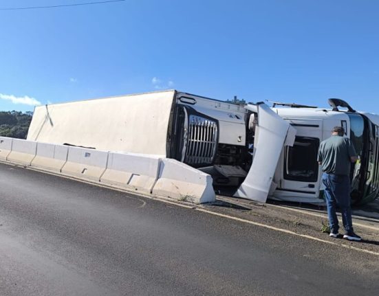 Ocorrência foi registrada na tarde desta quinta-feira e exigiu interdição parcial da estrutura para retirada do veículo. - Foto Reprodução ClicRDC