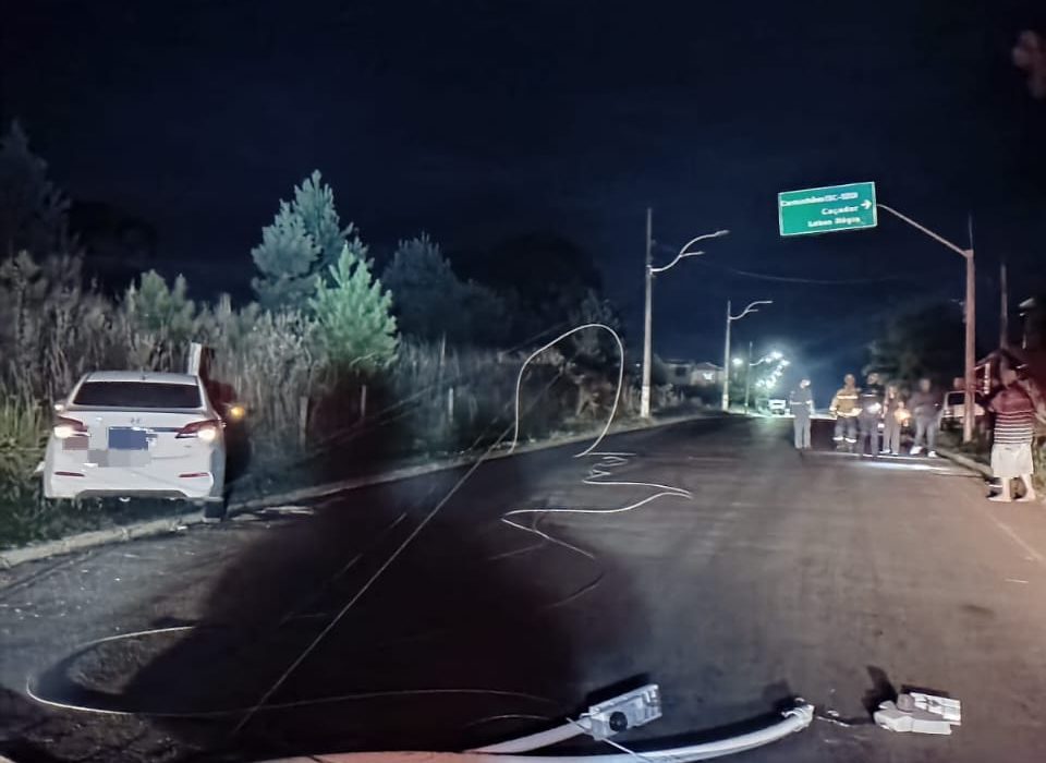 Condutora não sofreu ferimentos e recusou encaminhamento hospitalar após colisão registrada durante a madrugada - Fotos Divulgação CBSC