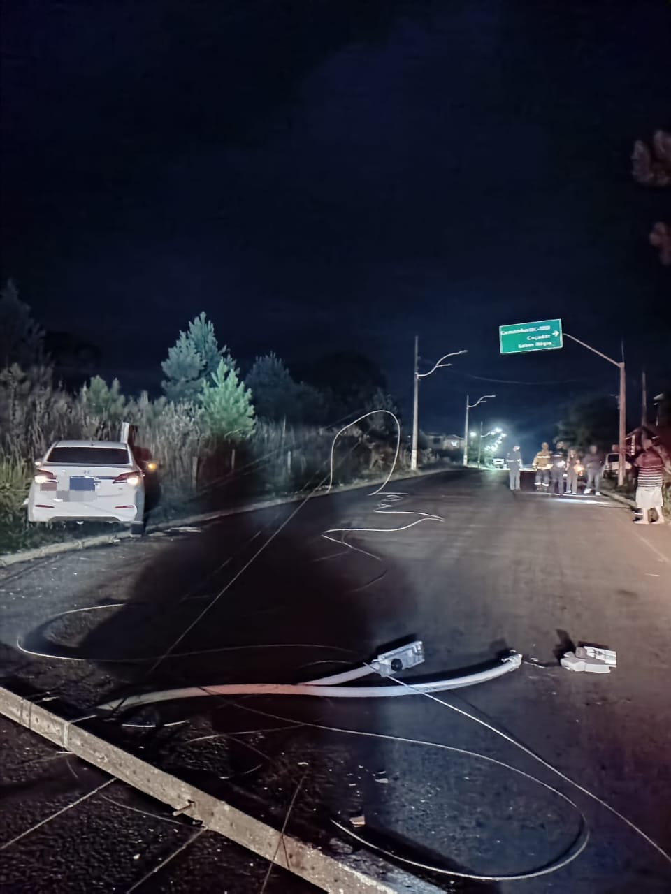 Condutora não sofreu ferimentos e recusou encaminhamento hospitalar após colisão registrada durante a madrugada - Fotos Divulgação CBSC