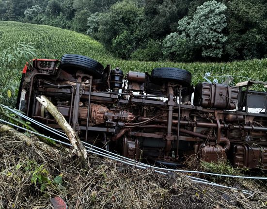 Caminhão sai da pista, tomba e atinge poste em Coronel Martins