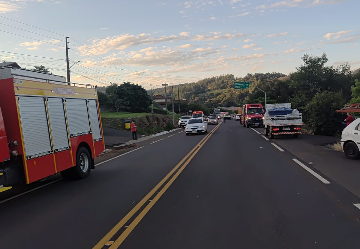 Vítima fazia entrega de materiais quando foi atingida por carro na SC-283 - Foto Corpo de Bombeiros