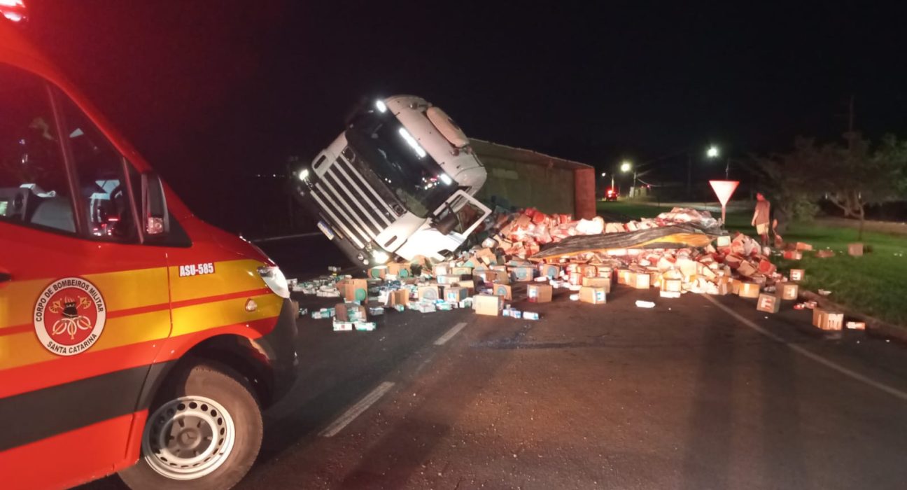 Acidente registrado durante a madrugada deixou a pista parcialmente interditada, mas ocupantes saíram ilesos - Fotos Divulgação CBSC