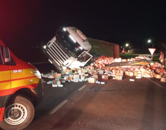 Acidente registrado durante a madrugada deixou a pista parcialmente interditada, mas ocupantes saíram ilesos - Fotos Divulgação CBSC