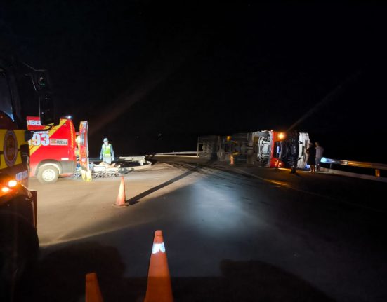 Motorista fica ferido após tombamento de carreta no trevo da SC 156 em São Domingos