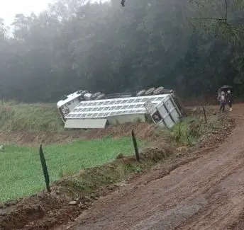 Veículo parou em plantação - Foto Divulgação Rádio Centro Oeste