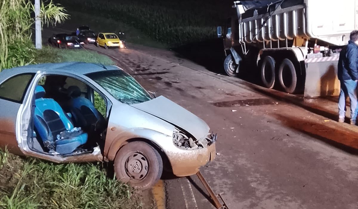 Colisão entre carro e caminhão deixa homem ferido em Coronel Martins