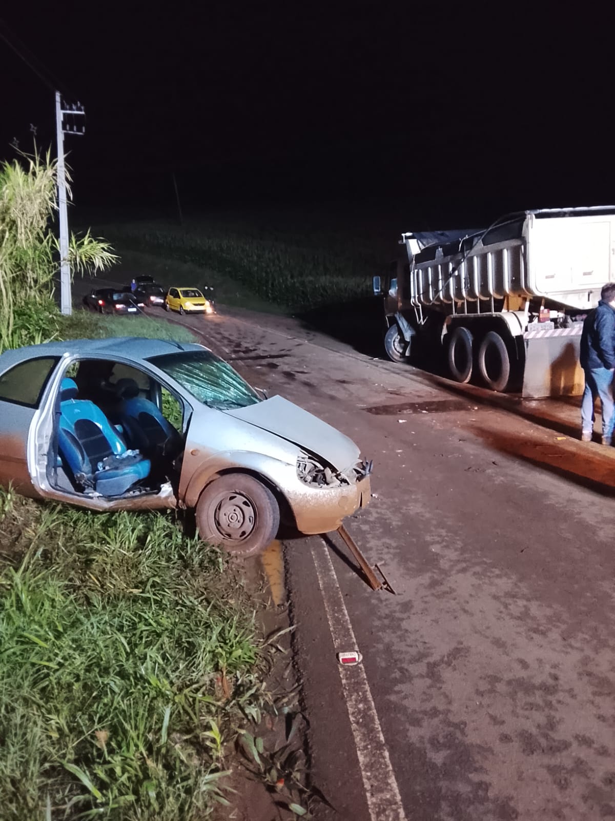 Colisão entre carro e caminhão deixa homem ferido em Coronel Martins