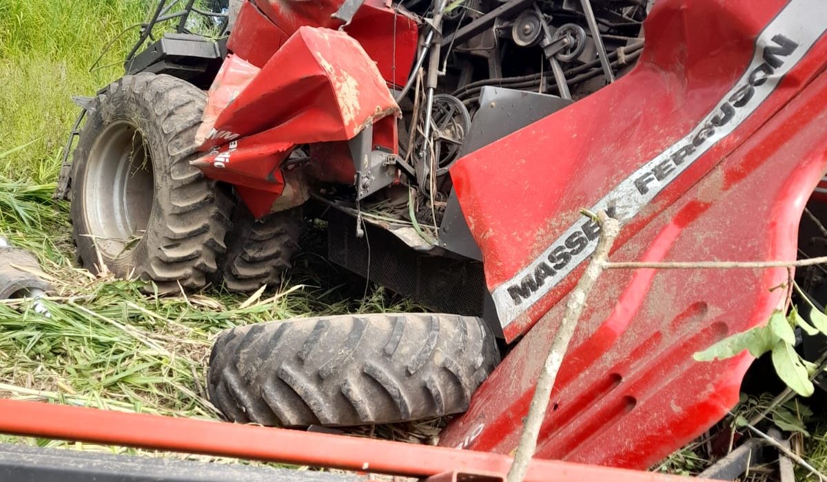 Motorista fica ferido após colheitadeira capotar