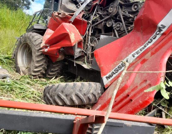Motorista fica ferido após colheitadeira capotar