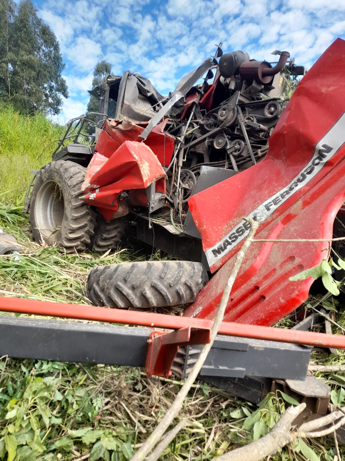 Motorista fica ferido após colheitadeira capotar