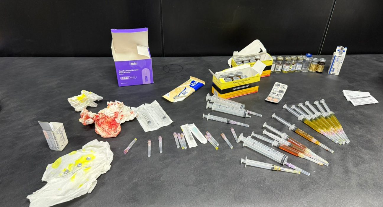 Seringas e medicamentos ilegais foram apreendidos no local - Fotos Polícia Civil