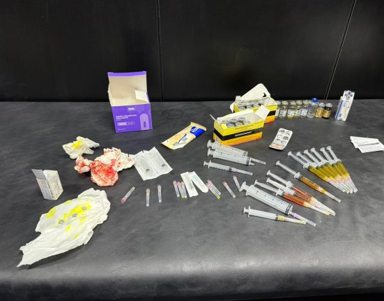 Seringas e medicamentos ilegais foram apreendidos no local - Fotos Polícia Civil