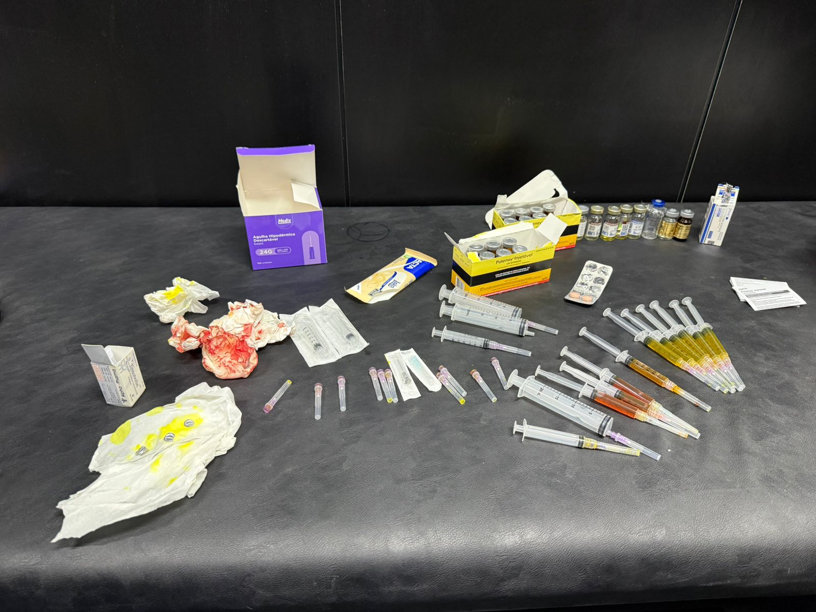 Seringas e medicamentos ilegais foram apreendidos no local - Fotos Polícia Civil