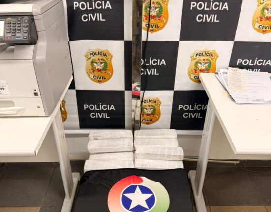 Ação integrada entre PRF e Polícia Militar Rodoviária localizou tabletes da droga no porta-malas de um Voyage - Foto Divulgação PMSC
