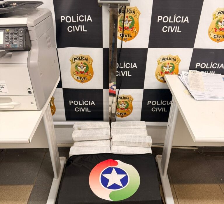Ação integrada entre PRF e Polícia Militar Rodoviária localizou tabletes da droga no porta-malas de um Voyage - Foto Divulgação PMSC