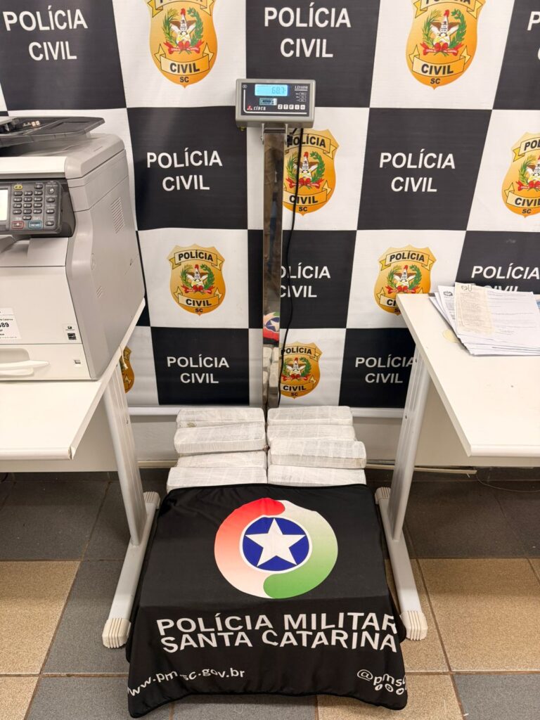 Ação integrada entre PRF e Polícia Militar Rodoviária localizou tabletes da droga no porta-malas de um Voyage - Foto Divulgação PMSC