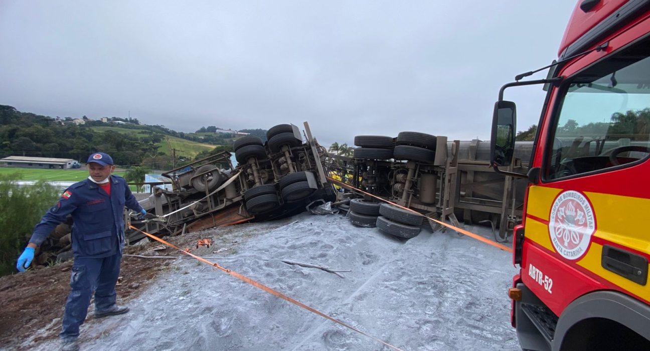 Colisão entre dois carros e um caminhão carregado com calcário deixou quatro feridos na BR-282