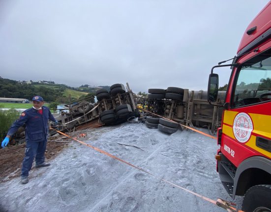 Colisão entre dois carros e um caminhão carregado com calcário deixou quatro feridos na BR-282