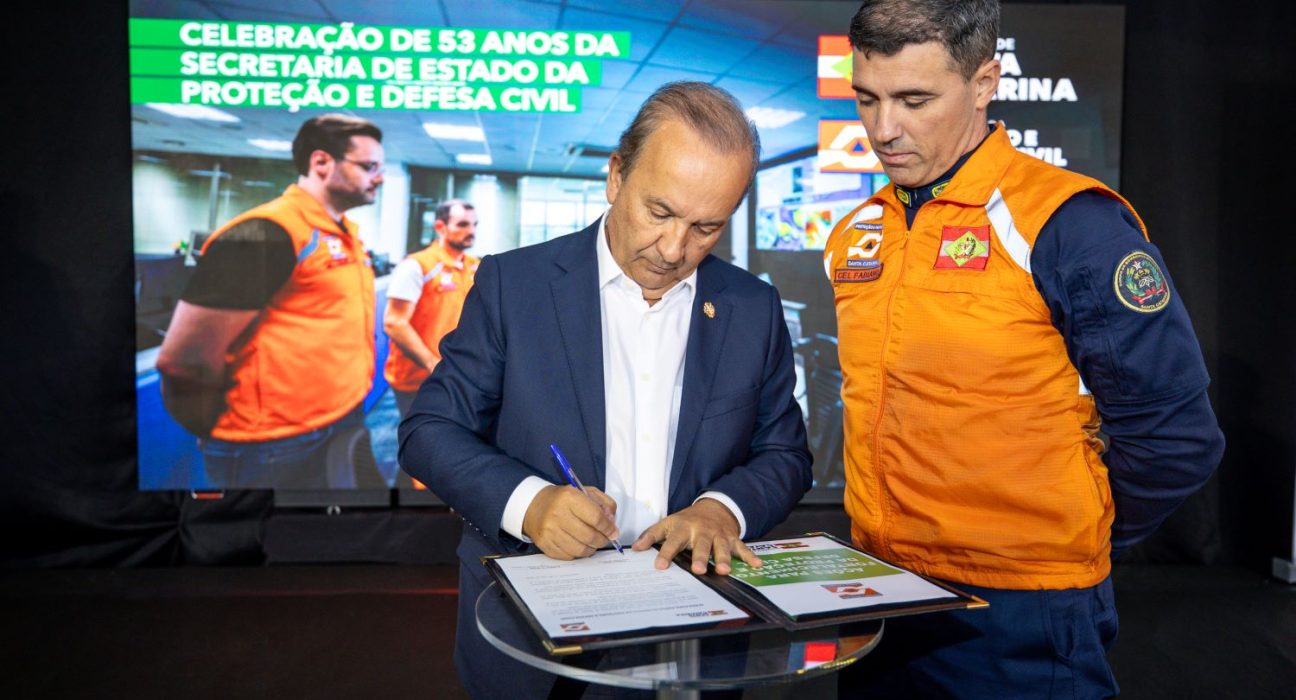 Decreto assinado pelo governador Jorginho Mello estabelece estado de alerta climático por 180 dias e autoriza mobilização preventiva em todas as regiões de Santa Catarina. Fotos: Jonatã Rocha/Secom GOVSC