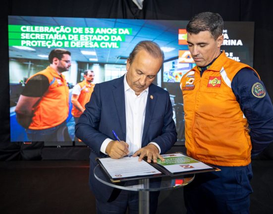 Decreto assinado pelo governador Jorginho Mello estabelece estado de alerta climático por 180 dias e autoriza mobilização preventiva em todas as regiões de Santa Catarina. Fotos: Jonatã Rocha/Secom GOVSC