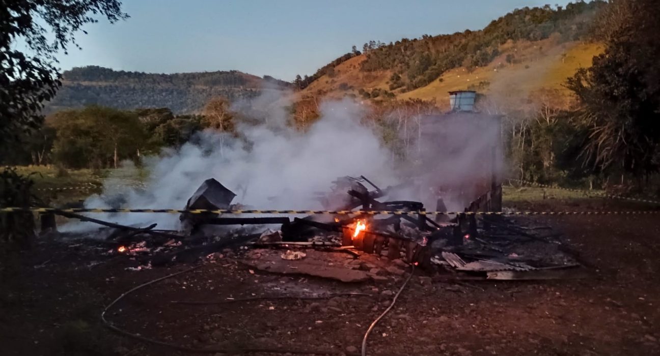 Incêndio destrói residência em Riqueza