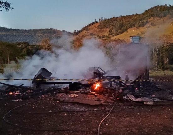 Incêndio destrói residência em Riqueza
