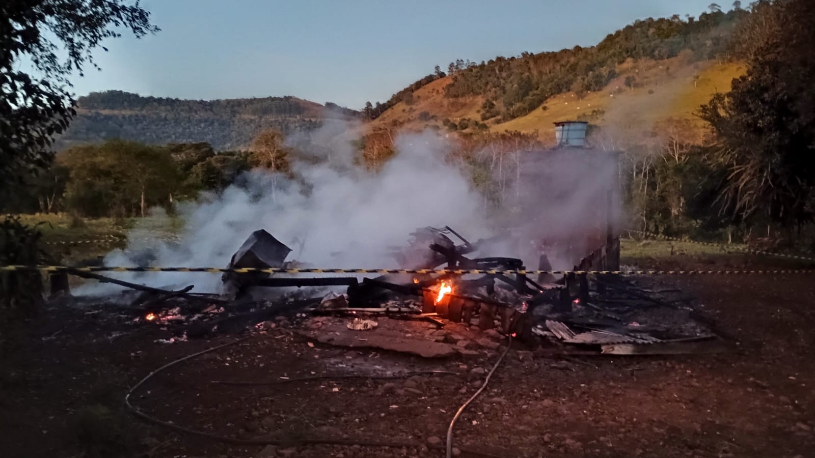 Incêndio destrói residência em Riqueza