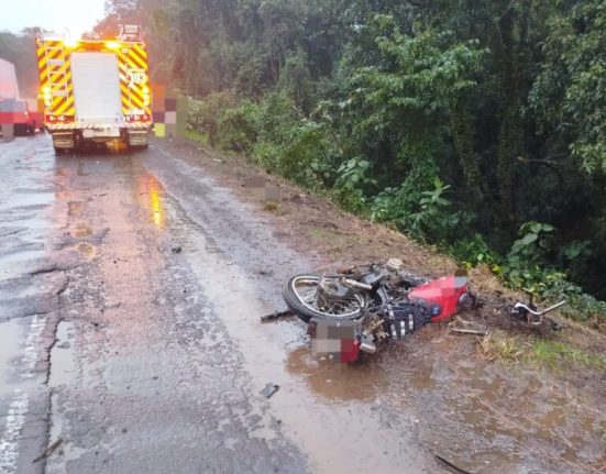 Colisão entre carro e motocicleta mobilizou bombeiros, PRF e Polícia Científica na tarde desta sexta-feira - Fotos Divulgação Corpo de Bombeiros