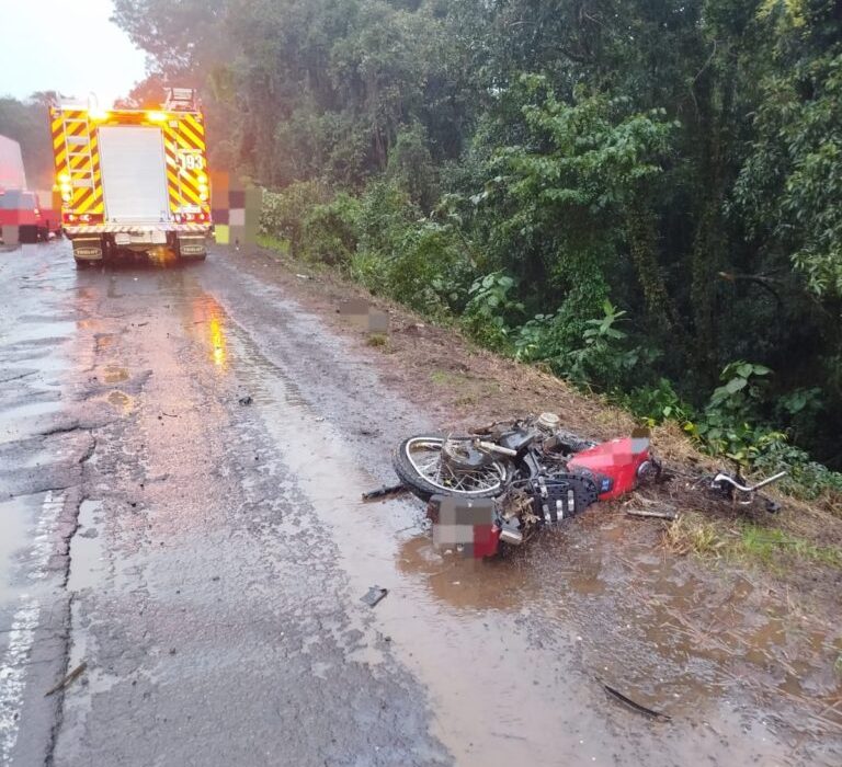 Colisão entre carro e motocicleta mobilizou bombeiros, PRF e Polícia Científica na tarde desta sexta-feira - Fotos Divulgação Corpo de Bombeiros