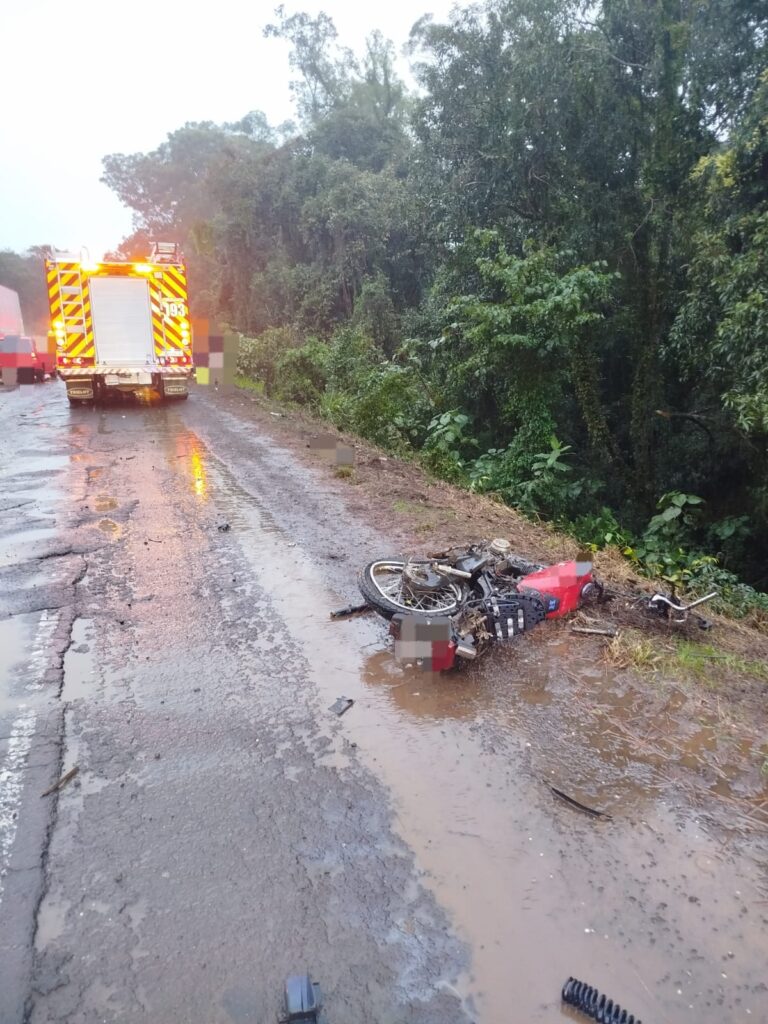 Colisão entre carro e motocicleta mobilizou bombeiros, PRF e Polícia Científica na tarde desta sexta-feira - Fotos Divulgação Corpo de Bombeiros