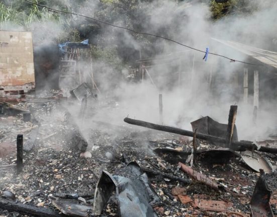 Suspeita é de que incêndio tenha sido causado por surto na rede elétrica - Foto Divulgação Corpo de Bombeiros