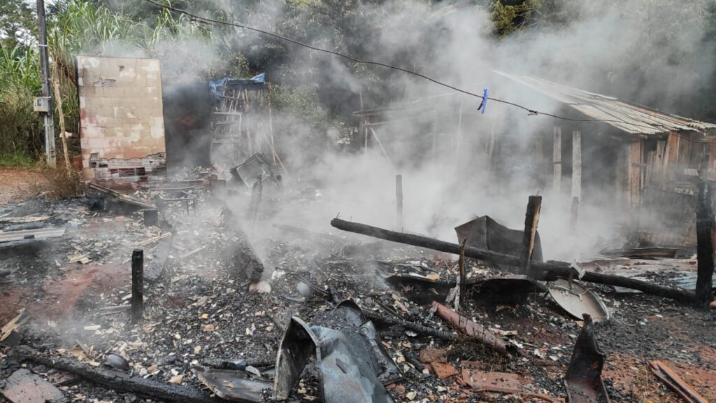 Suspeita é de que incêndio tenha sido causado por surto na rede elétrica - Foto Divulgação Corpo de Bombeiros