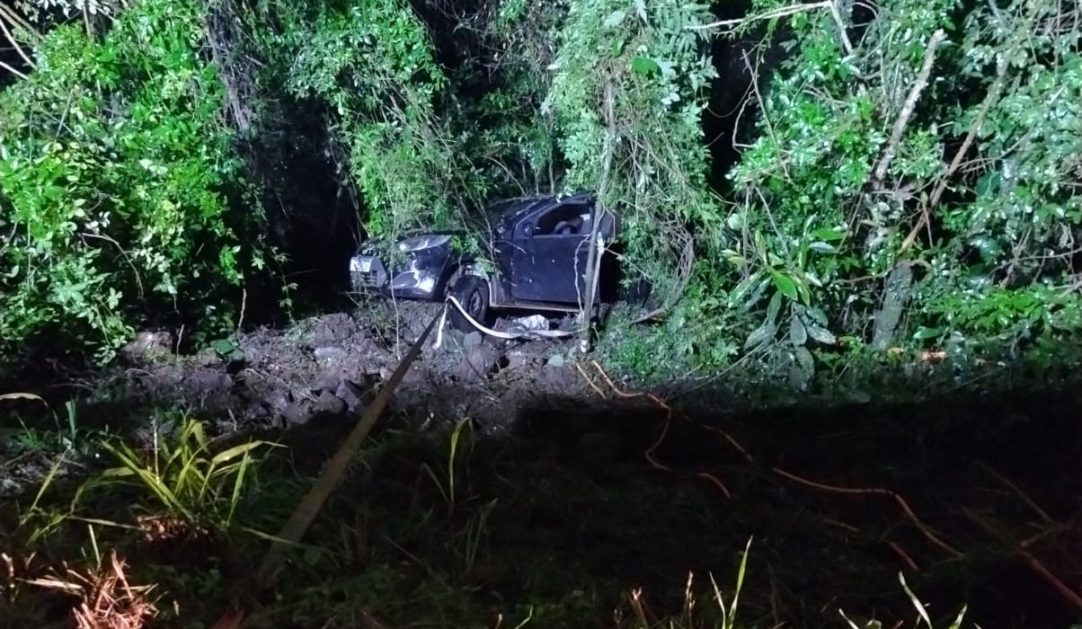 Motorista é resgatado após saída de pista e queda em ribanceira