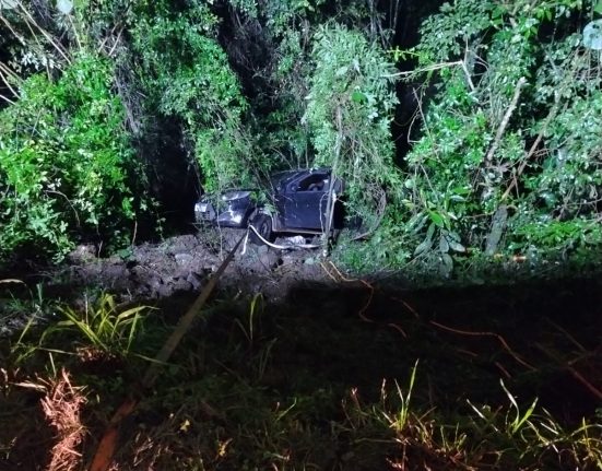 Motorista é resgatado após saída de pista e queda em ribanceira