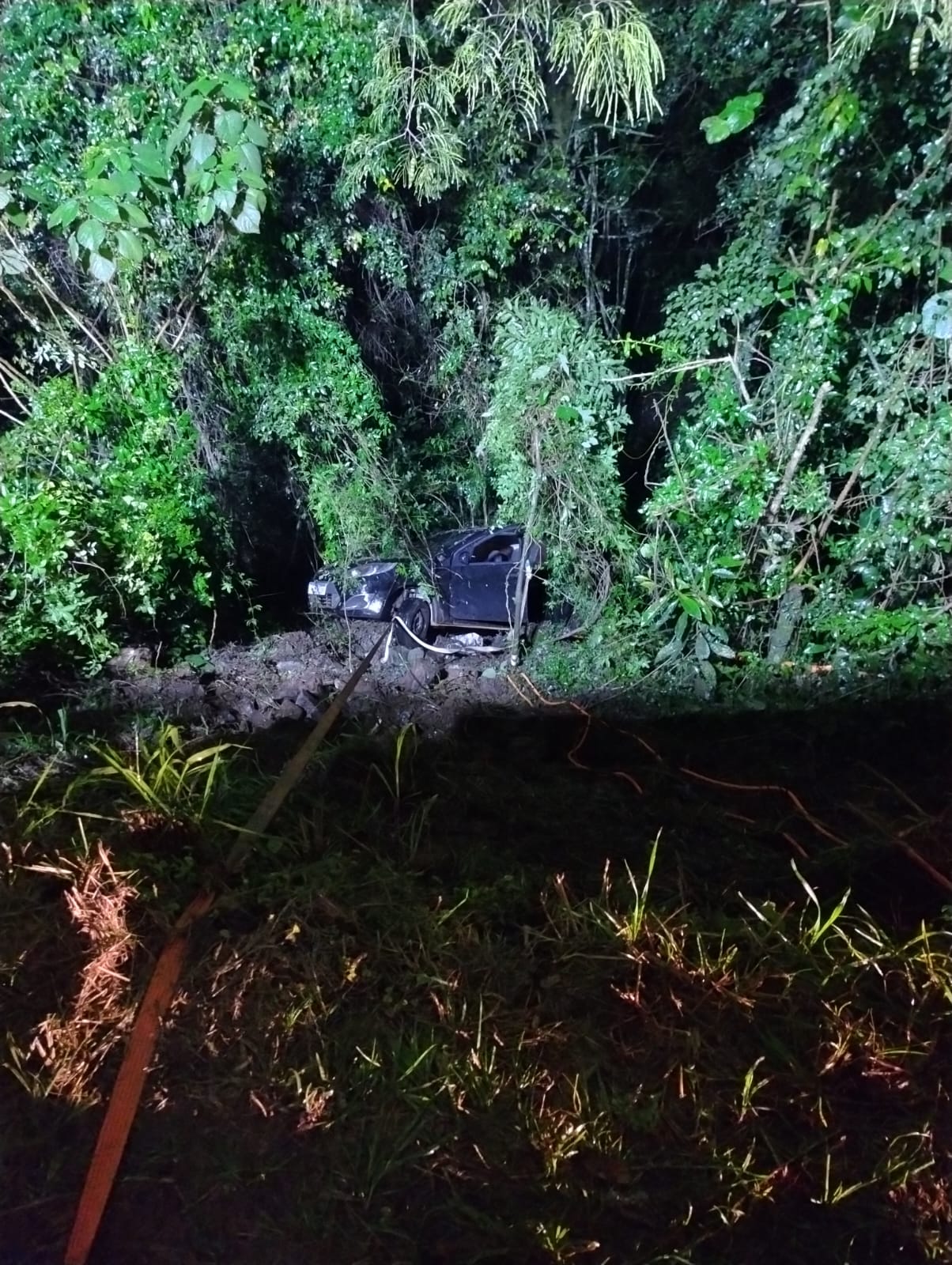 Motorista é resgatado após saída de pista e queda em ribanceira