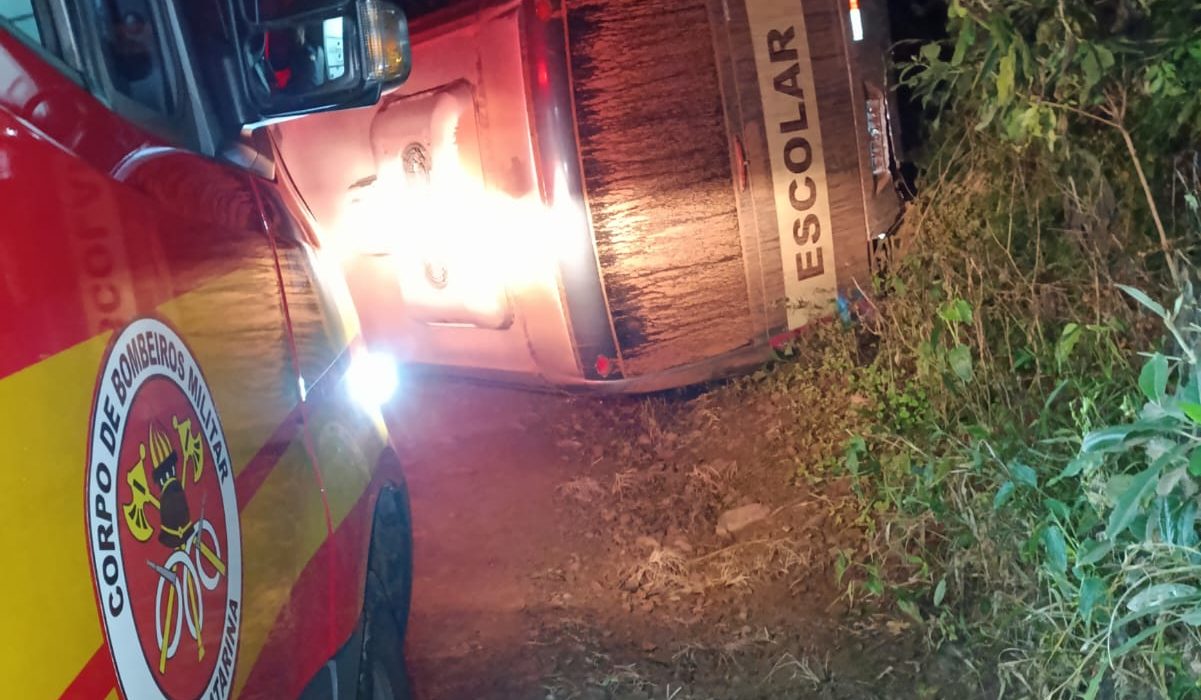 Motorista desmaia ao volante e ônibus escolar tomba no interior de Guaraciaba