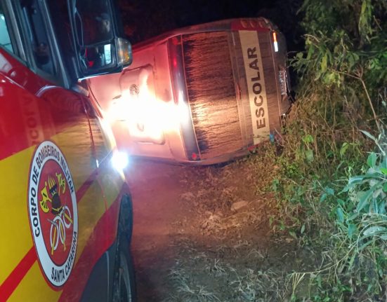 Motorista desmaia ao volante e ônibus escolar tomba no interior de Guaraciaba