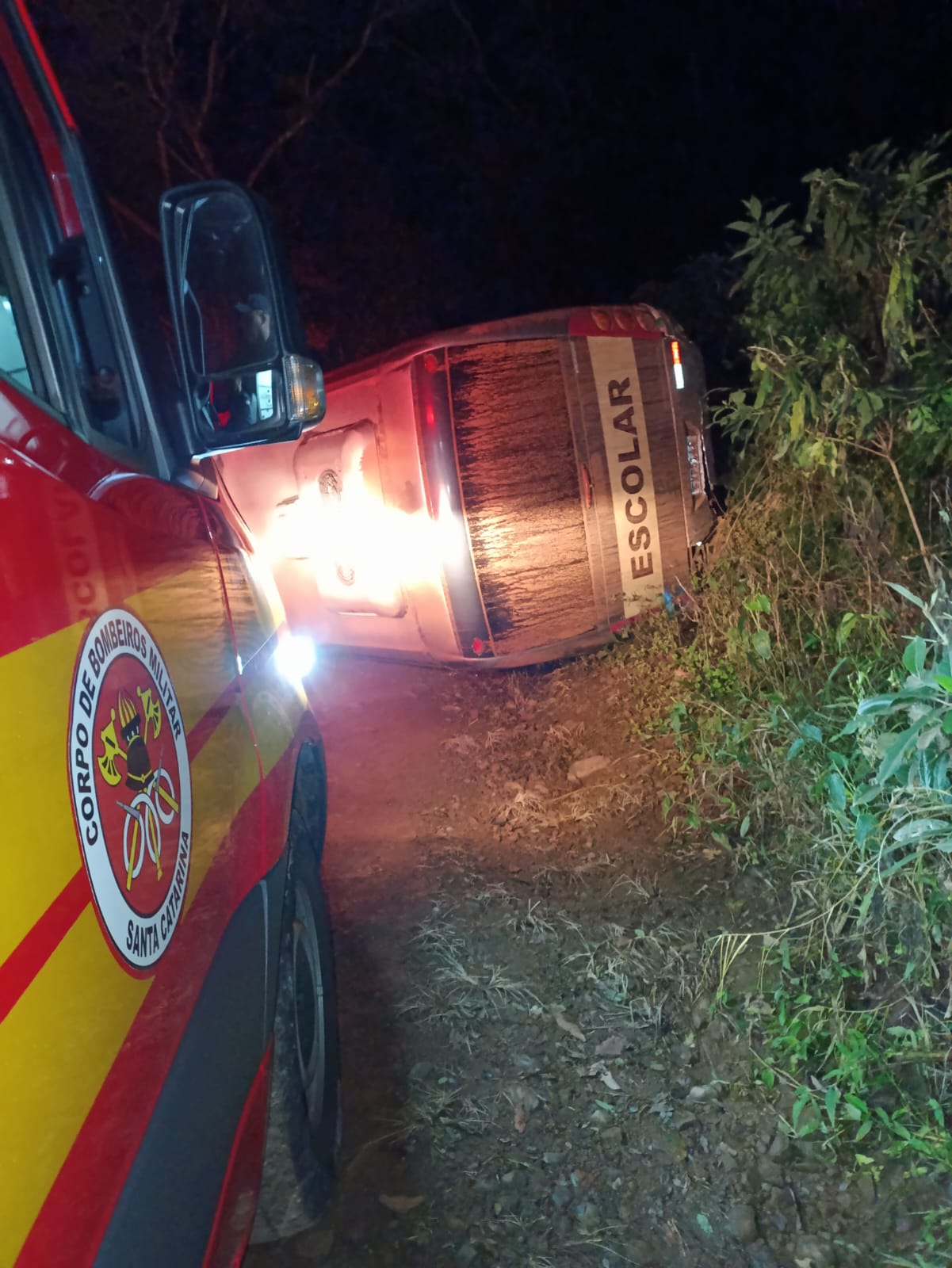 Motorista desmaia ao volante e ônibus escolar tomba no interior de Guaraciaba