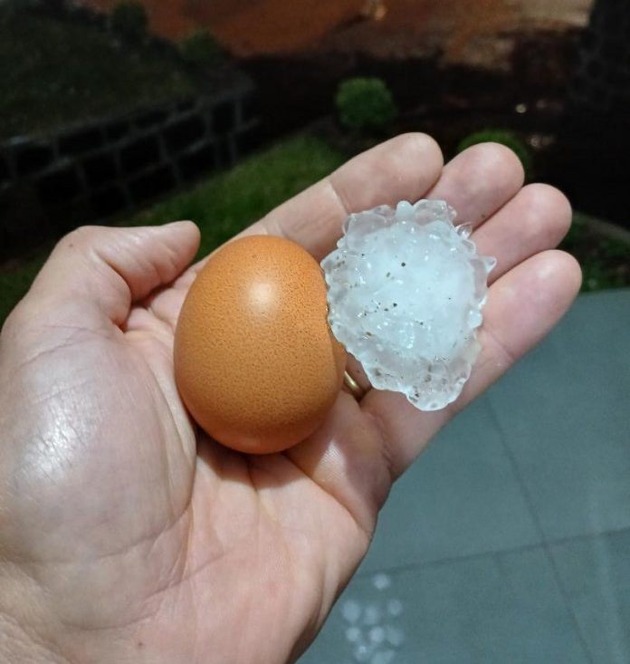 Granizo danificou telhados em Concórdia - Foto Reprodução Atual FM