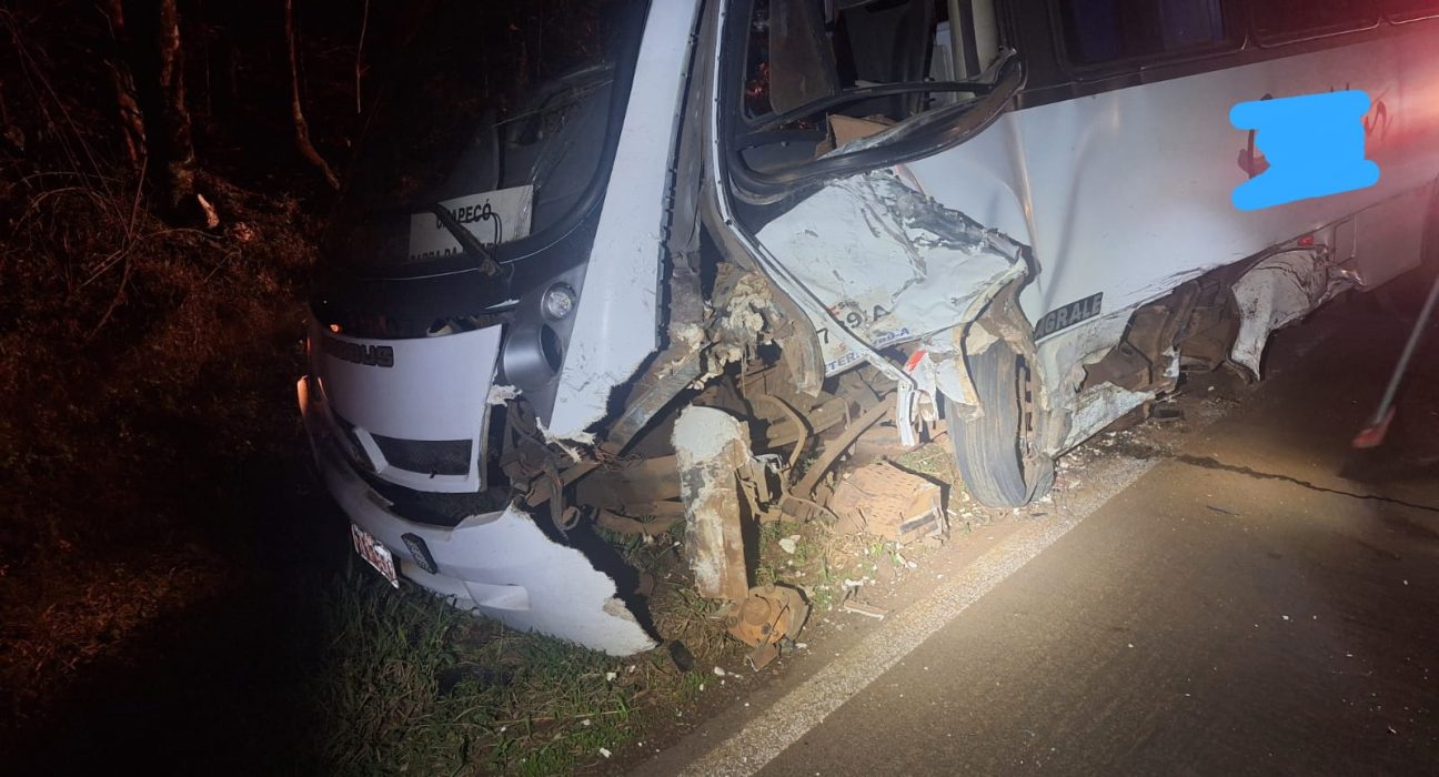 Colisão frontal entre carro e micro-ônibus deixa motorista gravemente ferido