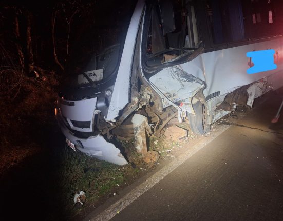 Colisão frontal entre carro e micro-ônibus deixa motorista gravemente ferido